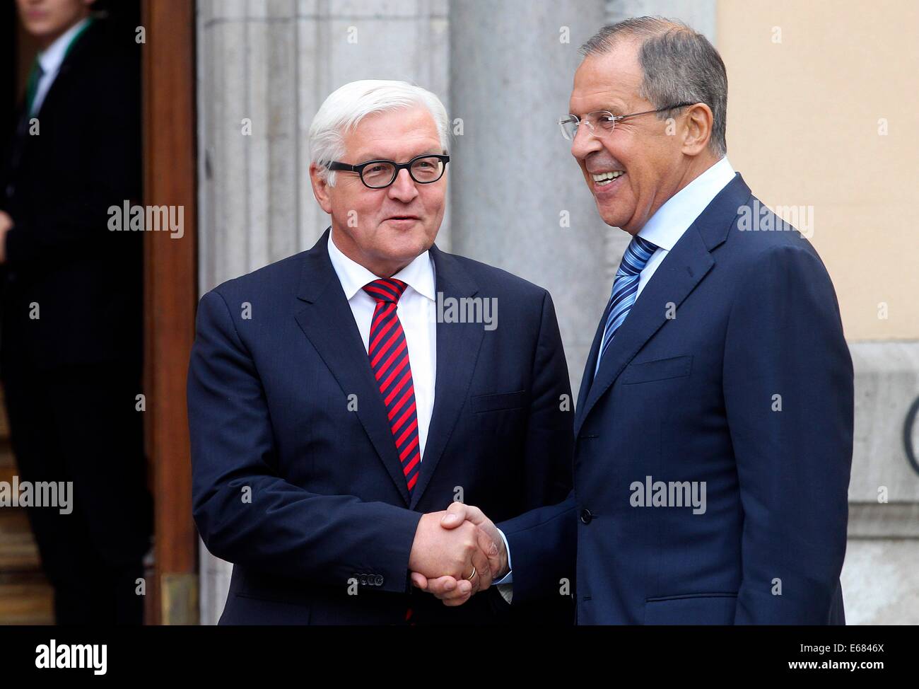 Le ministre allemand des affaires étrangères, Frank Walter Steinmeier, serre la main avec le Ministre russe des Affaires étrangères Sergueï Lavrov, droite, les ministres des affaires étrangères lors des consultations de l'Ukraine à la Villa Borsig à Berlin, Allemagne. Banque D'Images