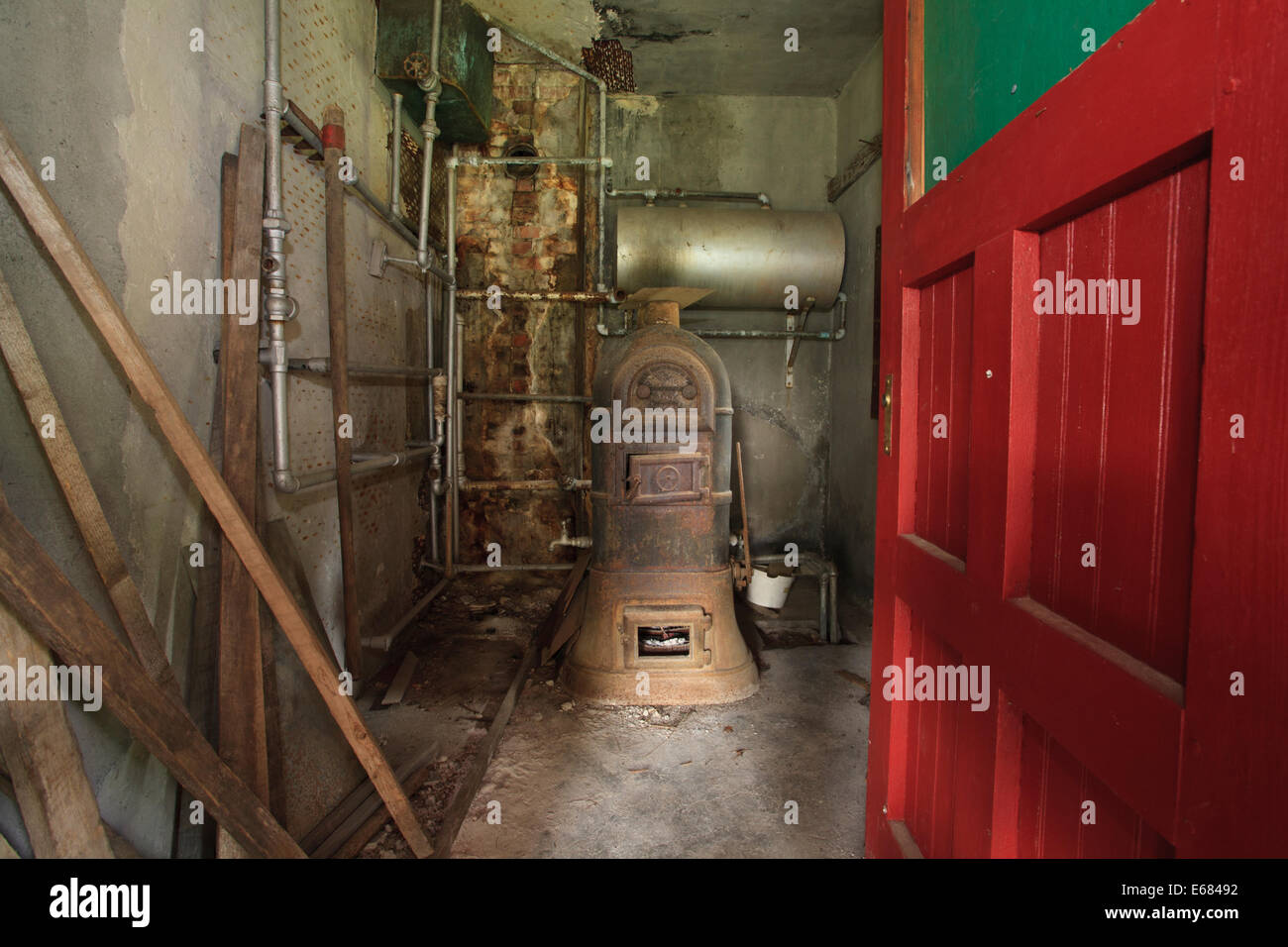 Ancienne chaudière dans la salle de stockage, pour chauffer l'eau pour l'ancienne crémerie à Santanoni Préserver, New York. Banque D'Images