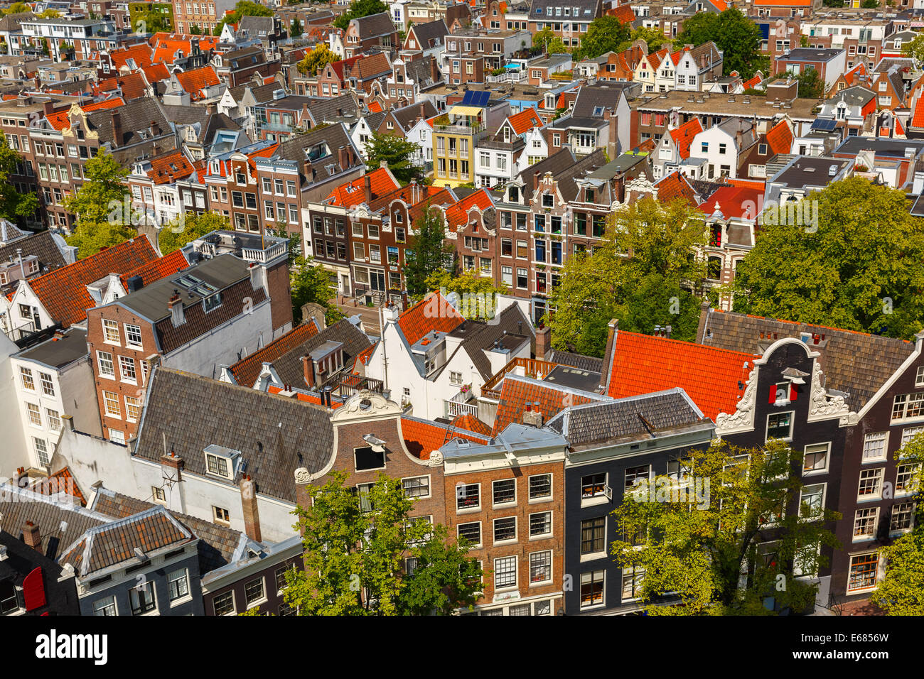 Les Toitures et façades d'Amsterdam. Vue sur la ville depuis le clocher de l'église Westerkerk, Hollande, Pays-Bas. Banque D'Images