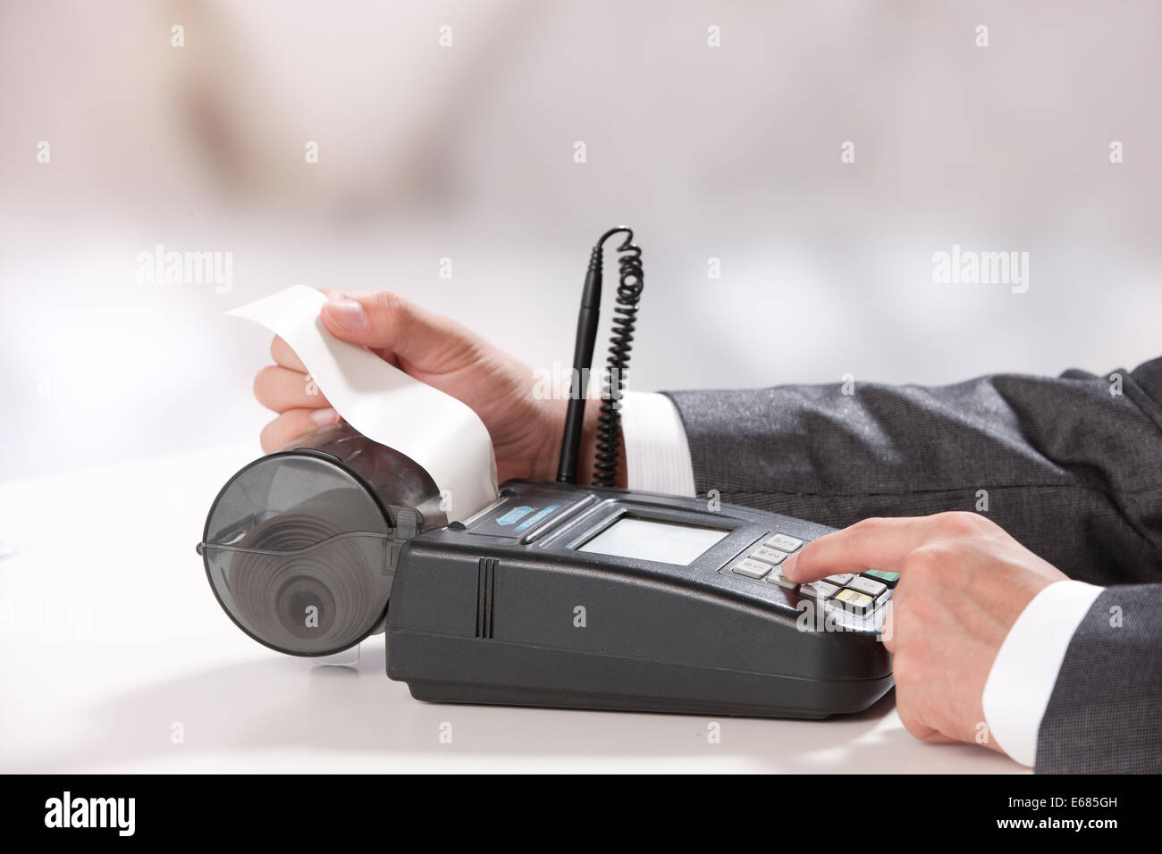 Young businessman using machine POS Banque D'Images