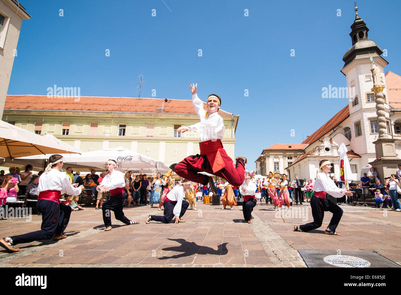 AKUD Ivo Lola Ribar folk ensemble de Belgrade, Serbie, l'exécution au 26e Festival de Folklore CIOFF international Folkart, 2014 Banque D'Images