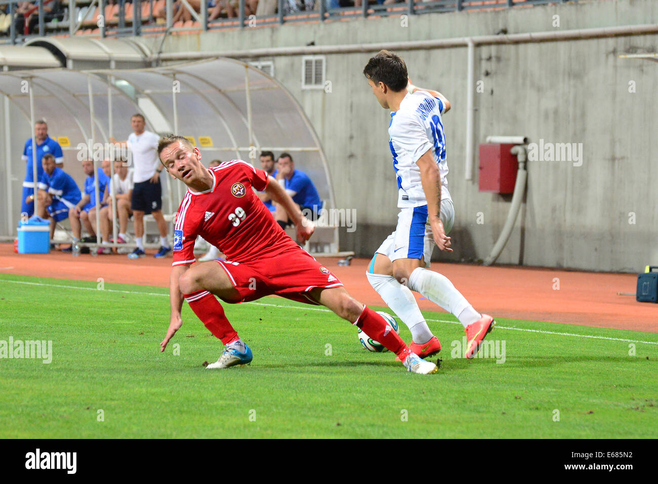 Dmitry Lepa adversaire met le mouvement pendant le match entre Metalurg et à stade Dnipro Arena -Slavutych. Banque D'Images