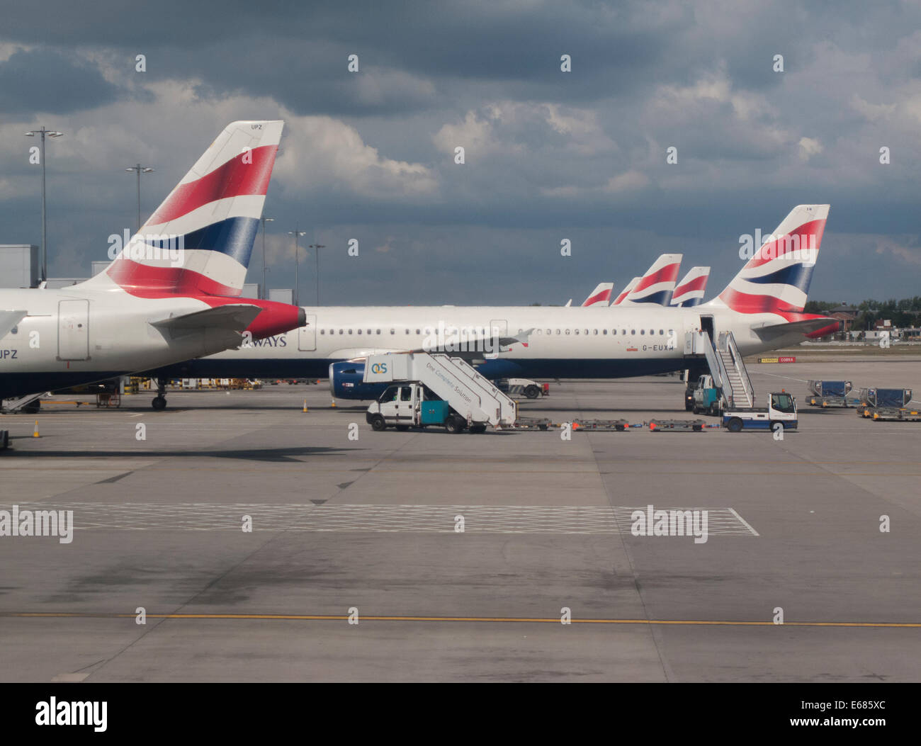 L'avion de British Airways sur la borne 5 tablier, l'aéroport de Heathrow, Londres UK Banque D'Images