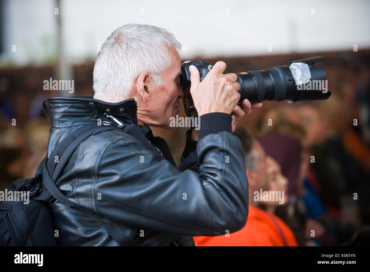 Photographe à prendre des photos lors du Festival de Jazz 2014 Brecon Banque D'Images
