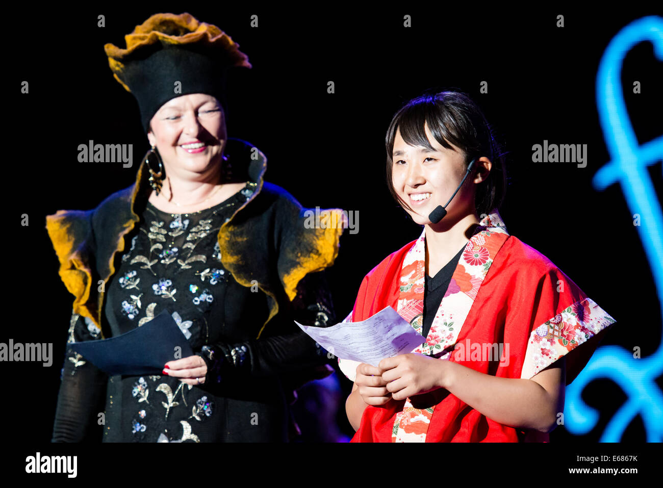 Membre de SANYO Daiko Dan band parlant en slovène avant la performance de son groupe, avec l'Irena Polak Fistravec Banque D'Images