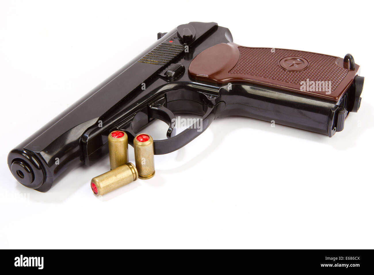 Munitions et armes de poing noir isolé sur blanc pistolet avec munitions isolated Banque D'Images