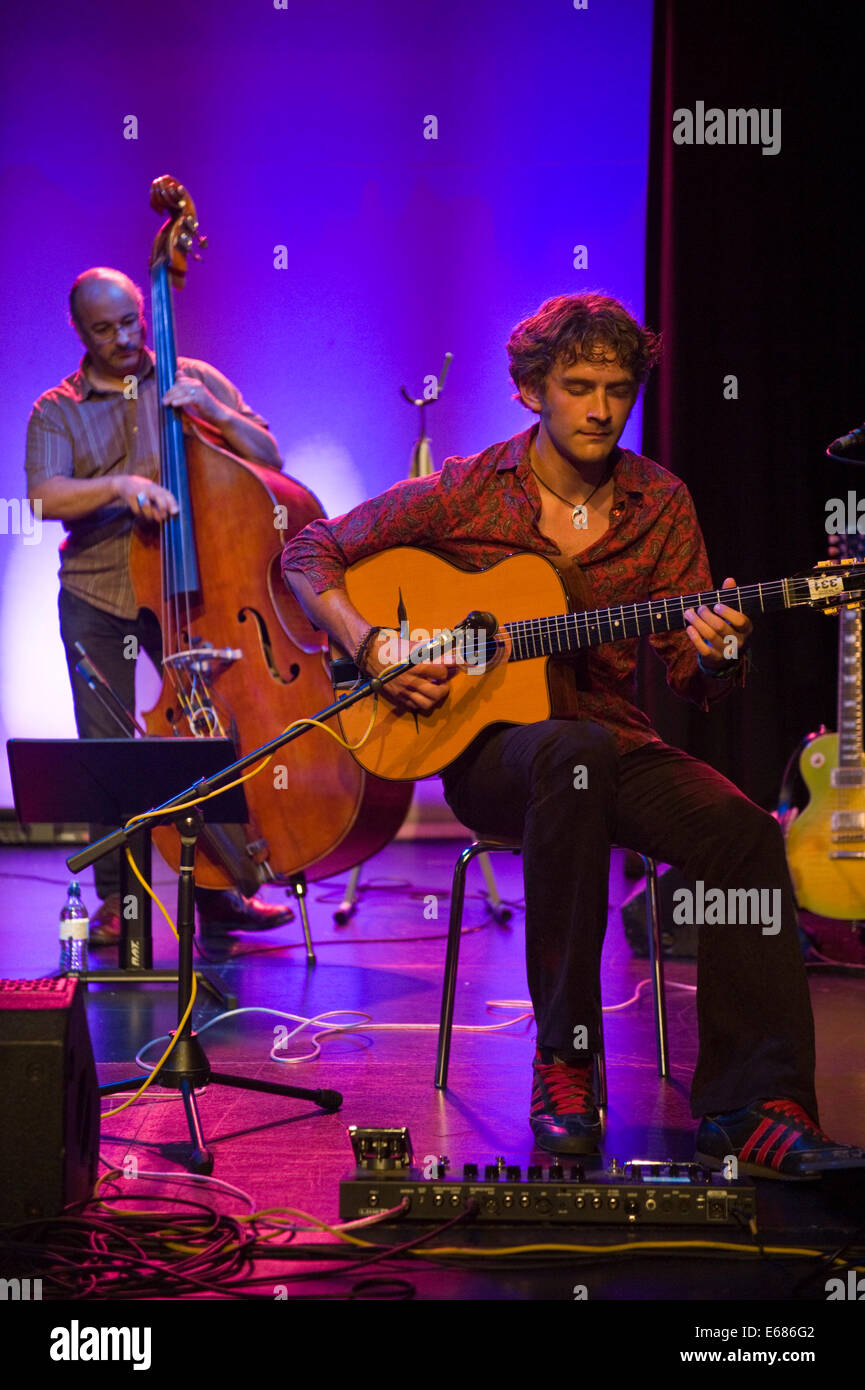 Musique live avec le guitariste Rémi Harris Projet Gypsy jazz band sur la scène du Festival de Jazz 2014 Brecon Banque D'Images