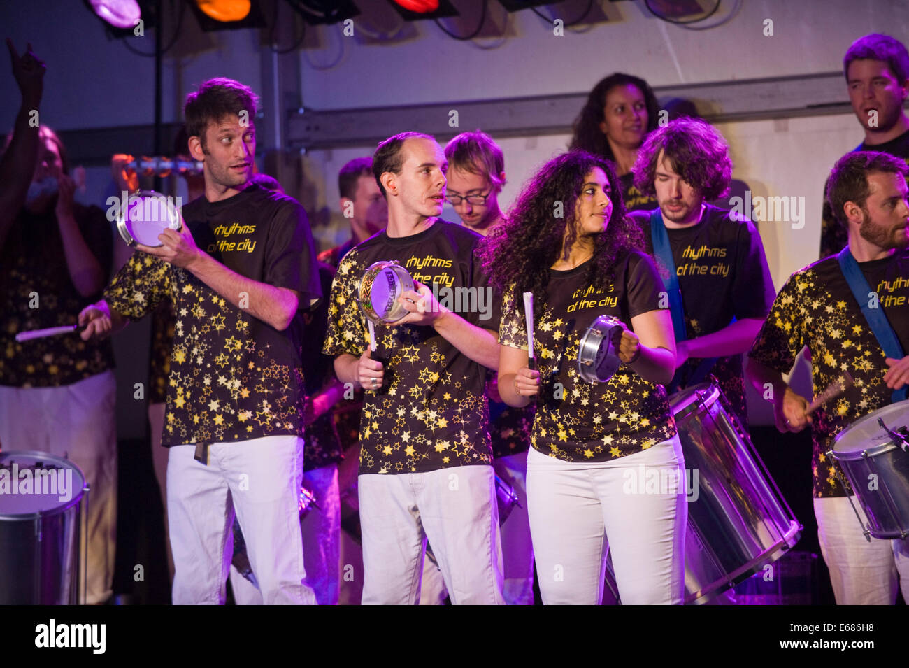 Les rythmes de la musique en direct de la ville de la bande de samba sur scène à Brecon Jazz Festival 2014 Banque D'Images