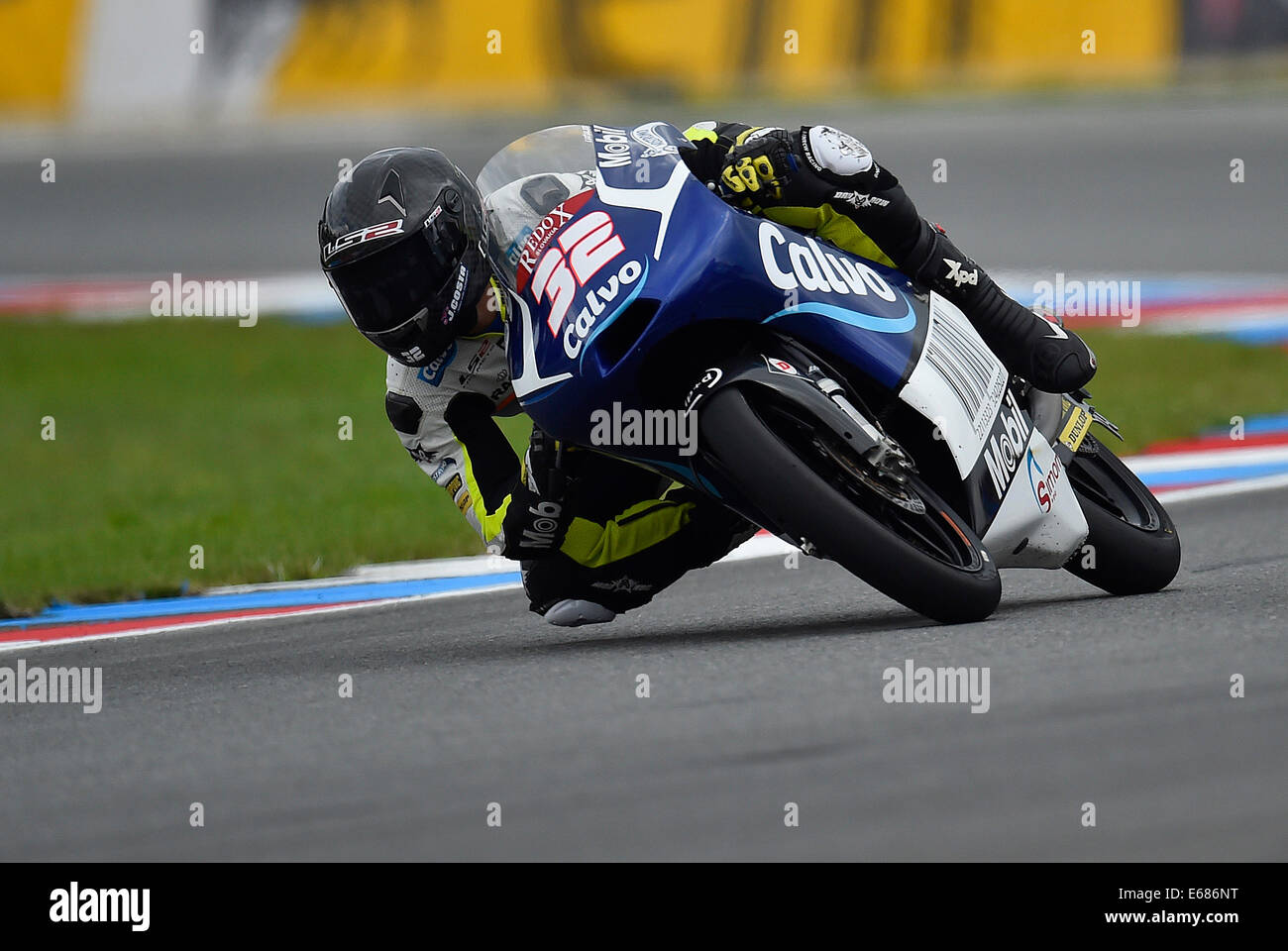 Isaac Vinales, de l'Espagne, des tours en qualifications pour le Grand Prix moto de République tchèque Moto Moto 3 course sur le circuit de Brno, République tchèque, samedi 16 août, 2014. (CTK Photo/Lubos Pavlicek) Banque D'Images