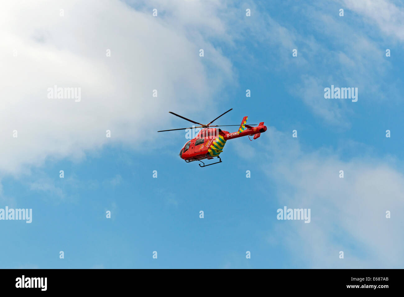 London Air Ambulance hélicoptère en vol contre un ciel nuageux Banque D'Images