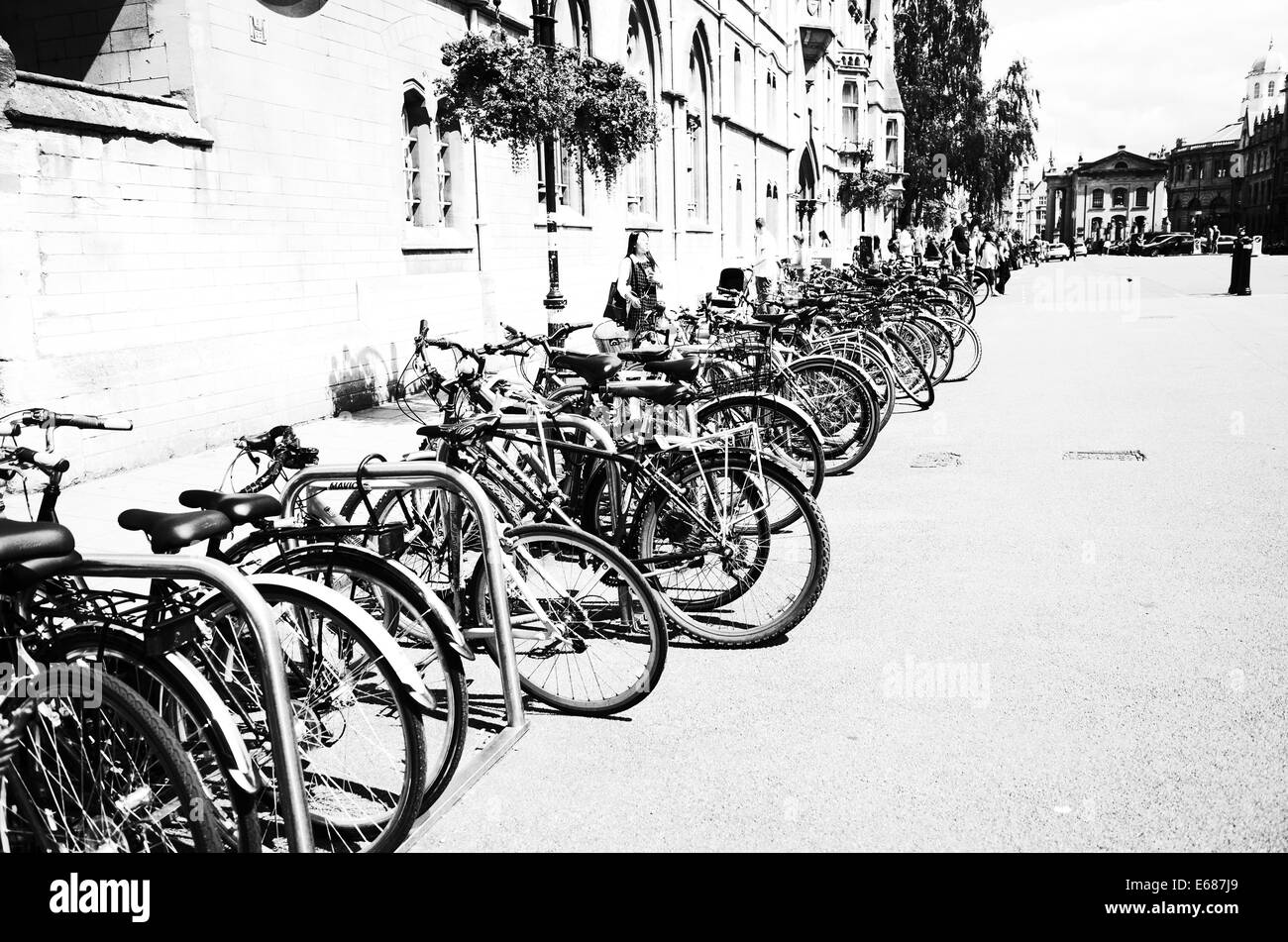 Bicyclettes, étudiants, Oxford, image en noir et blanc. Banque D'Images