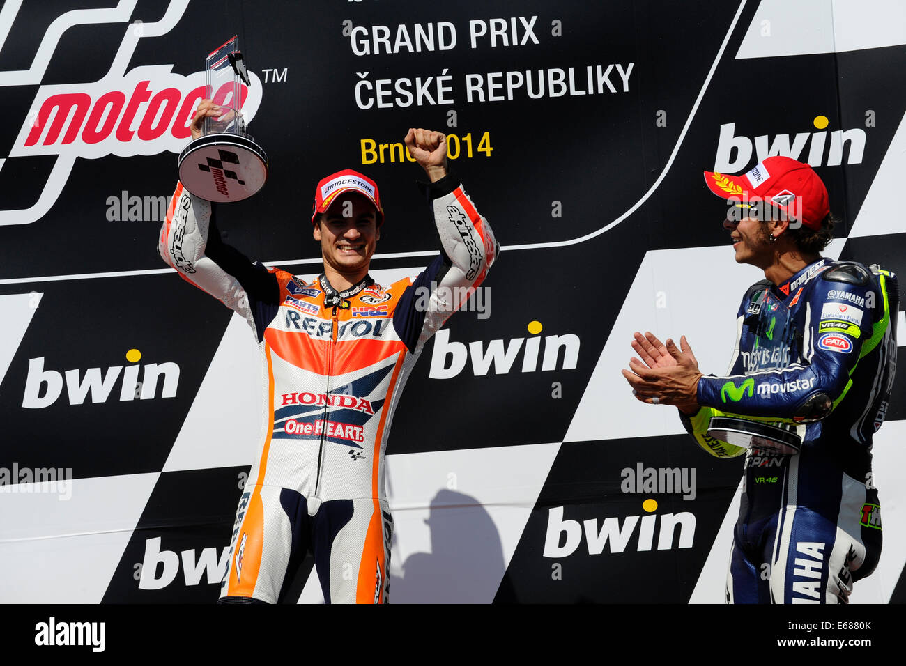 Le circuit de Brno, République tchèque . 17 août, 2014. Troisième placé Valentino Rossi, de l'Italie, la droite, le félicite d'abord placé Dani Pedrosa, de l'Espagne, à gauche, après le Grand Prix moto de République tchèque course MotoGP au circuit de Brno, République tchèque, dimanche, 17 août, 2014. (Photo/CTK Vaclav Salek) Credit : CTK/Alamy Live News Banque D'Images