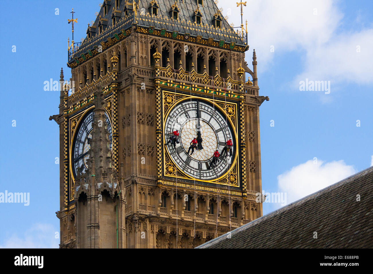 Londres, le 18 août 2014. Abseilers accrocher au-dessus le Parlement comme ils nettoyer le verre sur l'horloge sur Elizabeth Tower, communément connu sous le nom de Big Ben, qui est en fait le nom de la cloche qui sonne les heures. Crédit : Paul Davey/Alamy Live News Banque D'Images