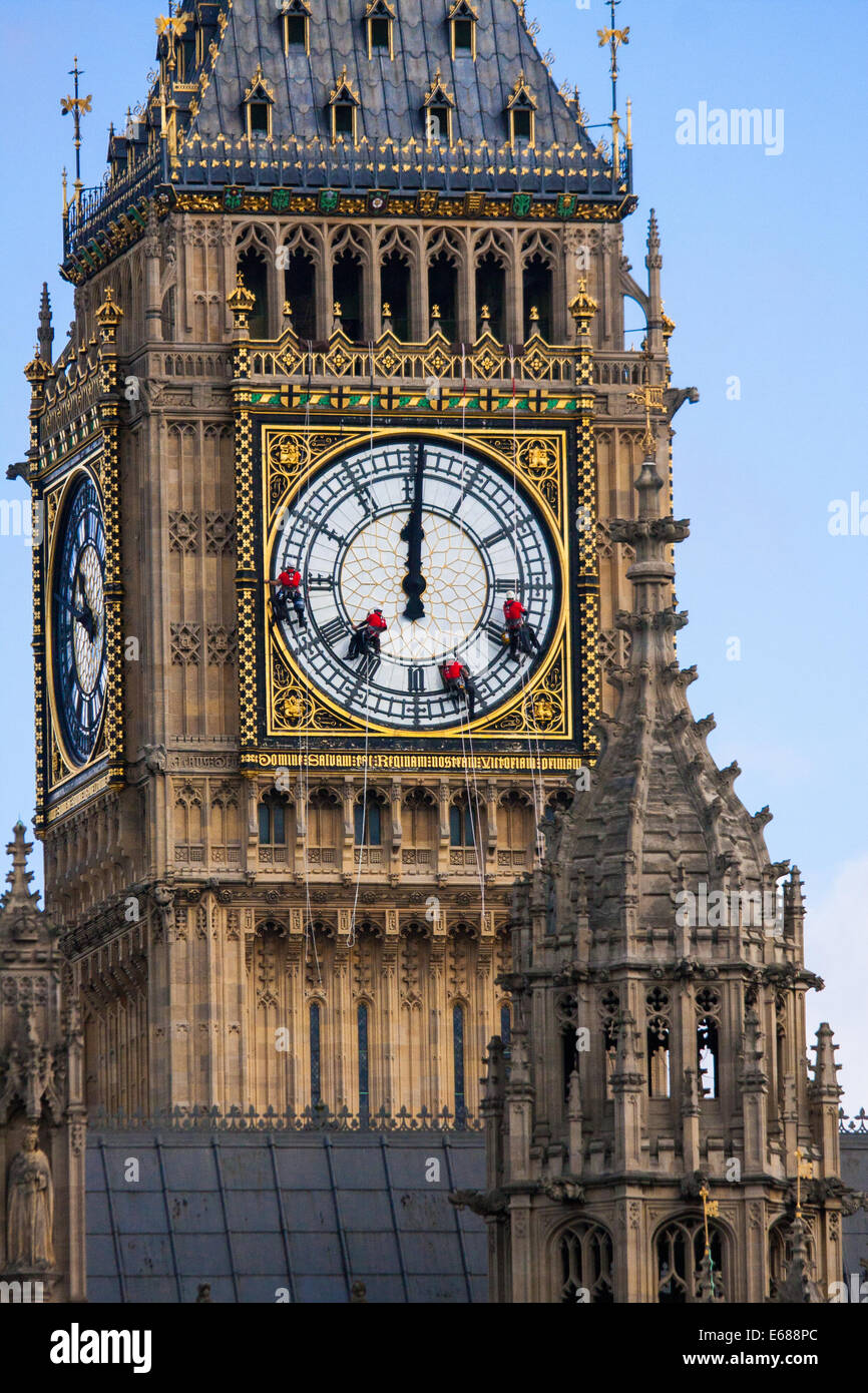 Londres, le 18 août 2014. Abseilers accrocher au-dessus le Parlement comme ils nettoyer le verre sur l'horloge sur Elizabeth Tower, communément connu sous le nom de Big Ben, qui est en fait le nom de la cloche qui sonne les heures. Crédit : Paul Davey/Alamy Live News Banque D'Images