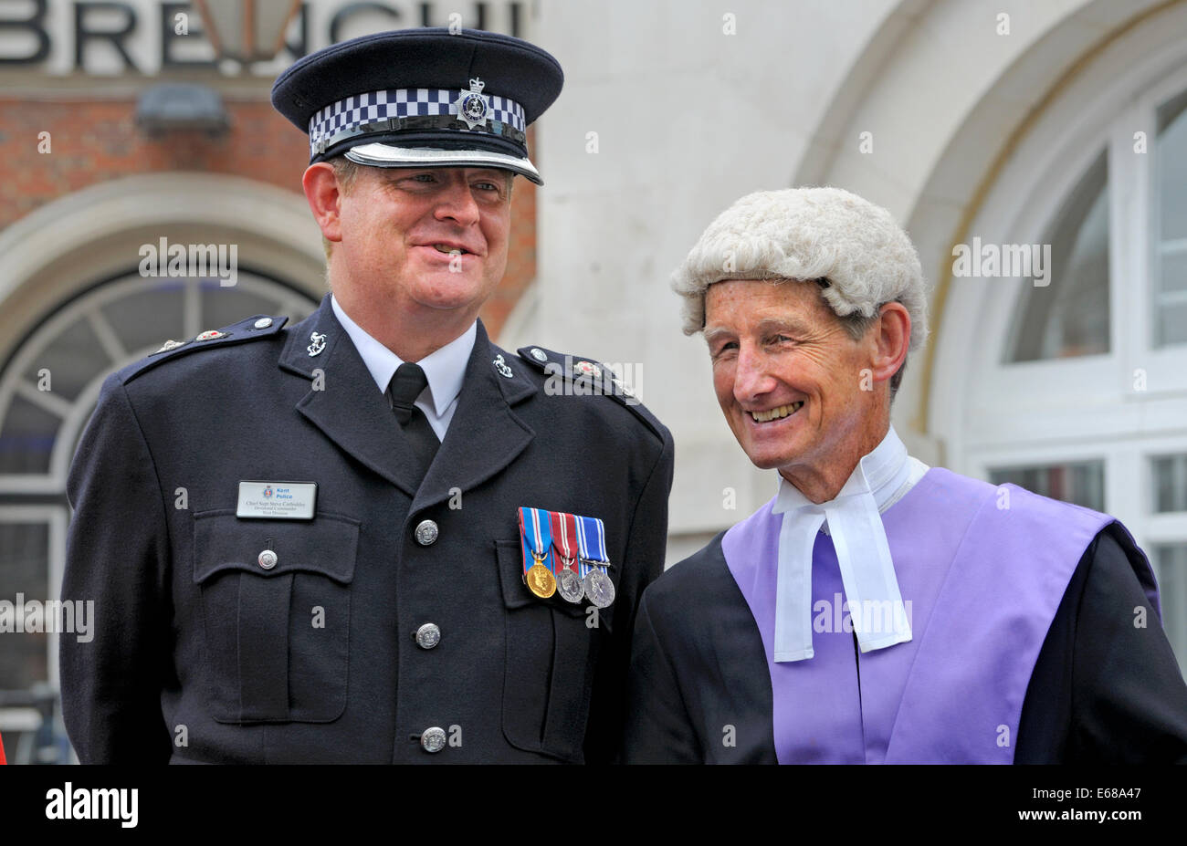 Juge (Jeremy Carey) et officier de police senoir (chef le surint. Steve Corbishley, Commandant divisionnaire, West Kent) Banque D'Images