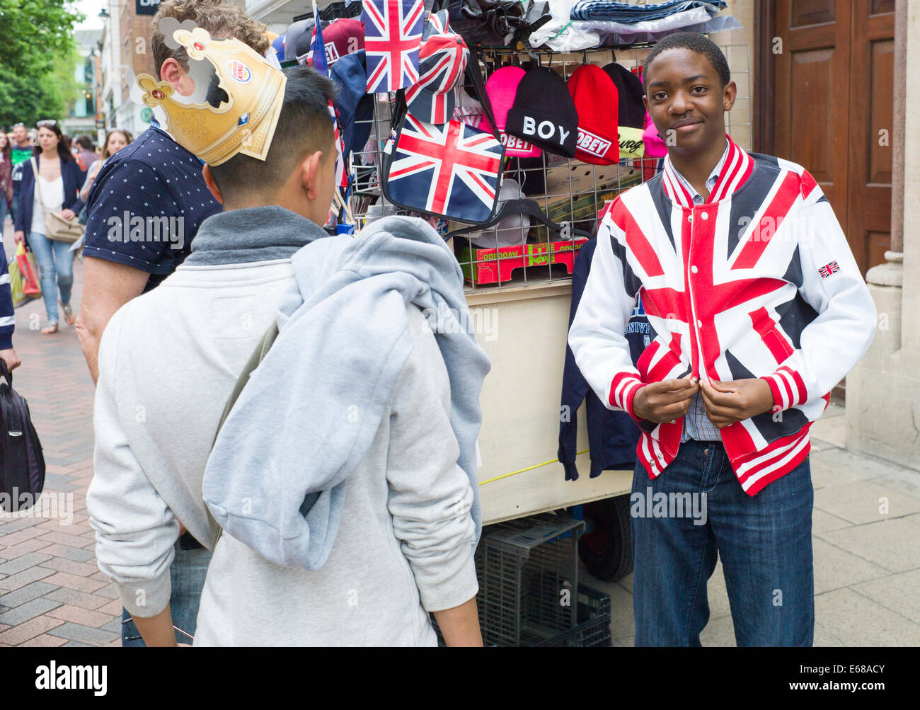 Un touriste essayant sur un drapeau de l'Union européenne. Banque D'Images
