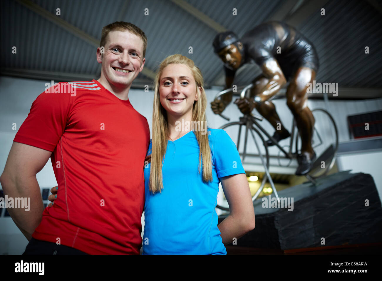 Jason Kenny et Laura Trott à Manchester UK au vélodrome à Reg Harris statue Banque D'Images