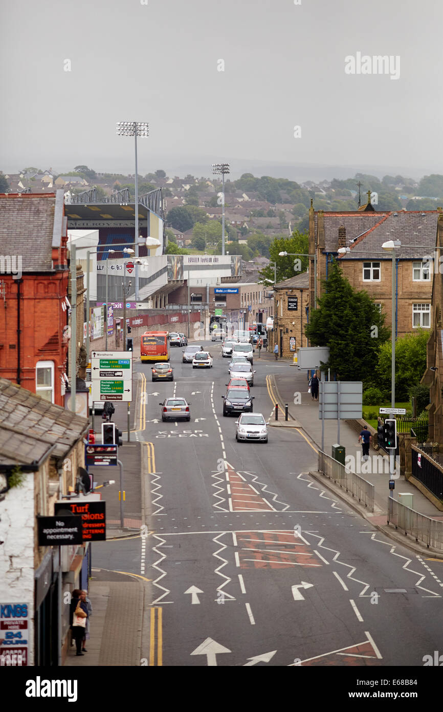 Vue sur le stade de Turf Moor , home à Burnley FC de la Leeds Liverpool canal. Banque D'Images