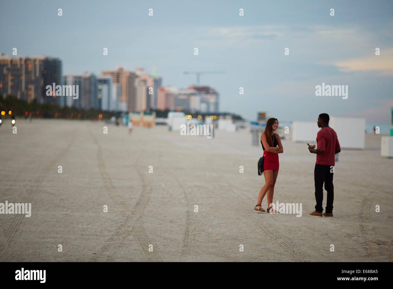 Miami en Floride USA un couple en conversation sur la plage autour d'Ocean Drive. Banque D'Images