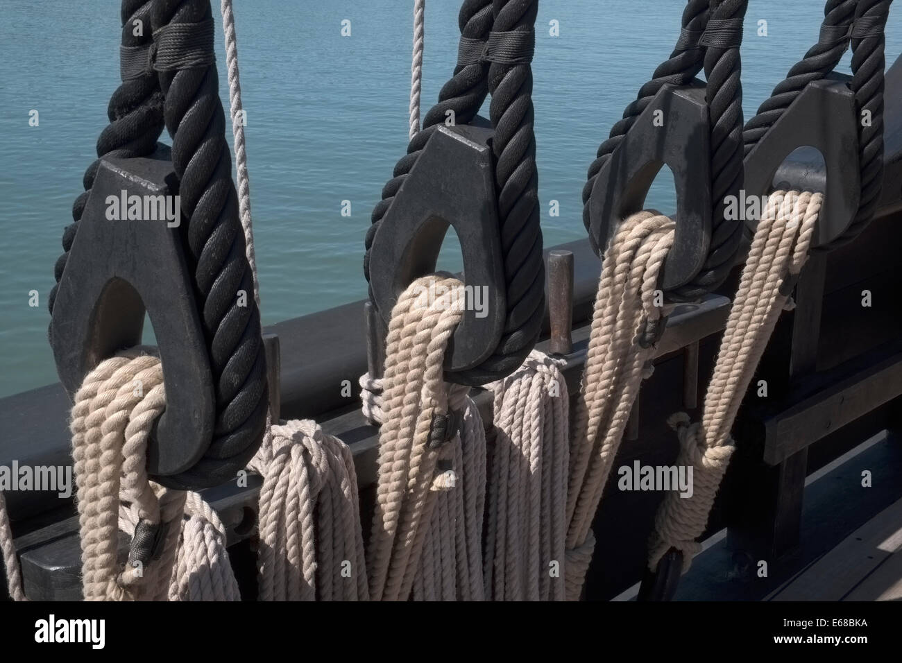 Cordes et gréement sur un navire espagnol type caravel Banque D'Images