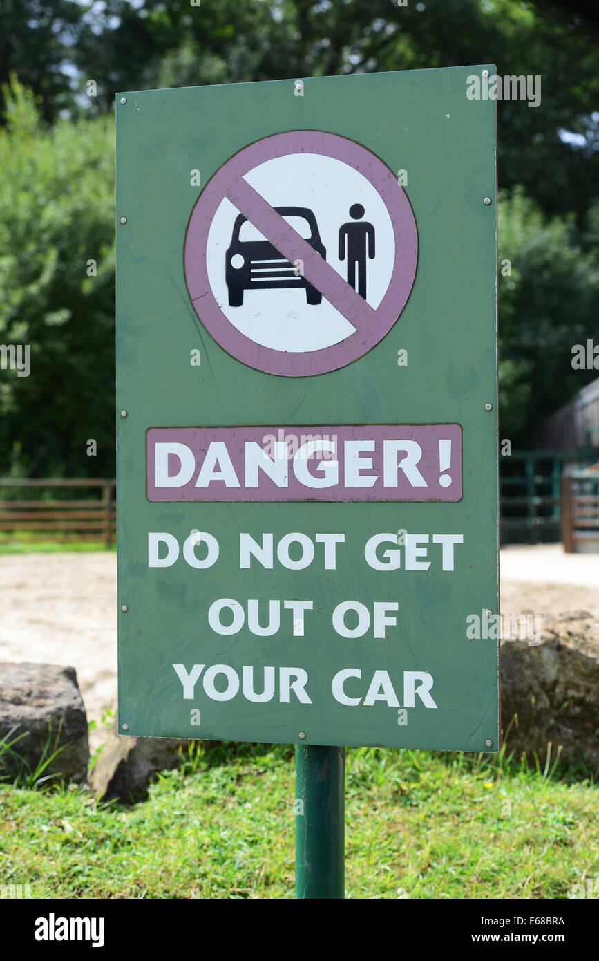 Longleat Safari Park, Wiltshire, Angleterre. Panneau d'Avertissement, Danger ! Ne pas sortir de votre voiture à Longleat Safari Park Banque D'Images