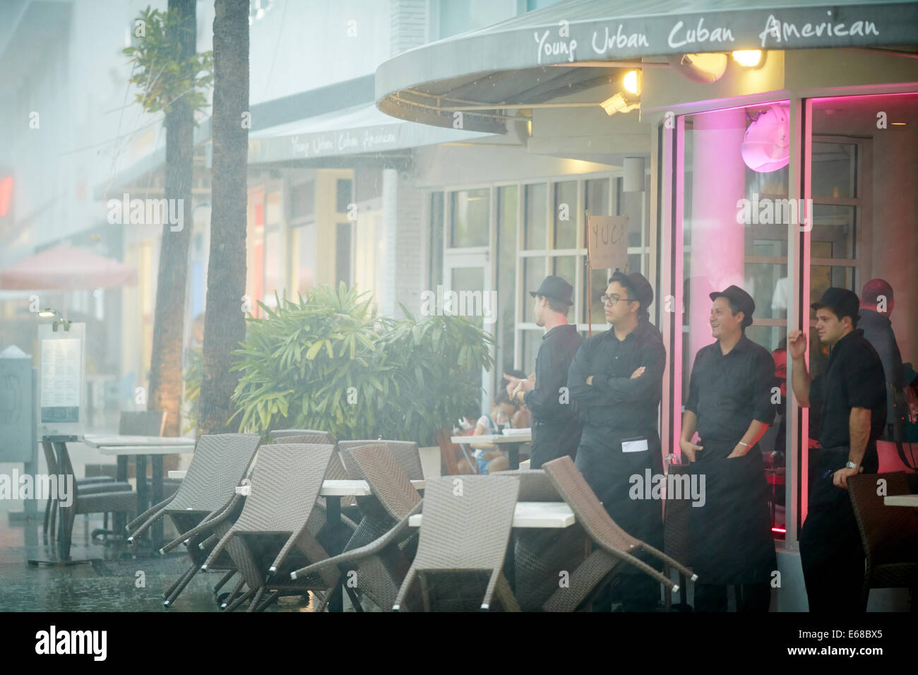 Les serveurs du restaurant était à l'extérieur attendent la pluie pour passer sur Banque D'Images