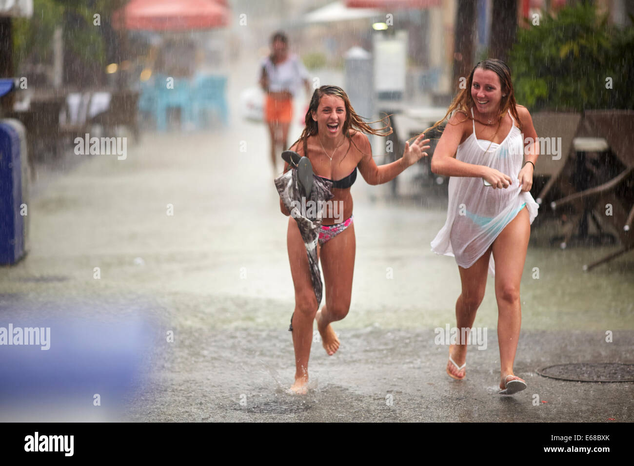 Deux woman running in the rain Banque D'Images