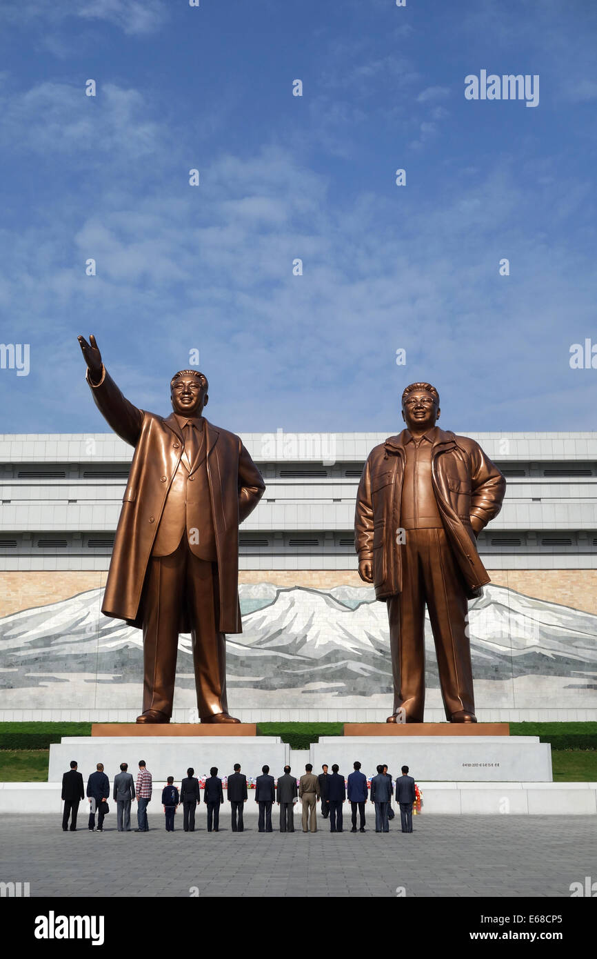 Les deux statues de la Chers dirigeants de grand monument de la colline Mansu, Pyongyang, Corée du Nord Banque D'Images