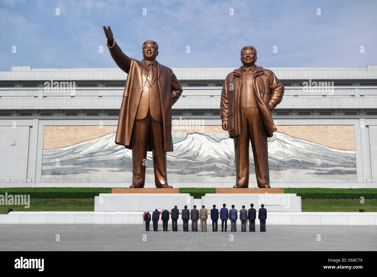 Les deux statues de la Chers dirigeants de grand monument de la colline Mansu, Pyongyang, Corée du Nord Banque D'Images