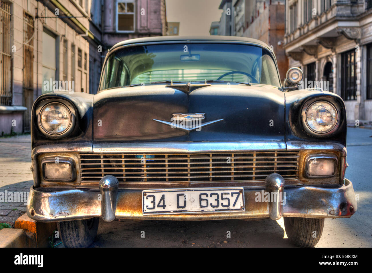 Vintage Chevrolet Bel Air dans les ruelles d'Istanbul Banque D'Images