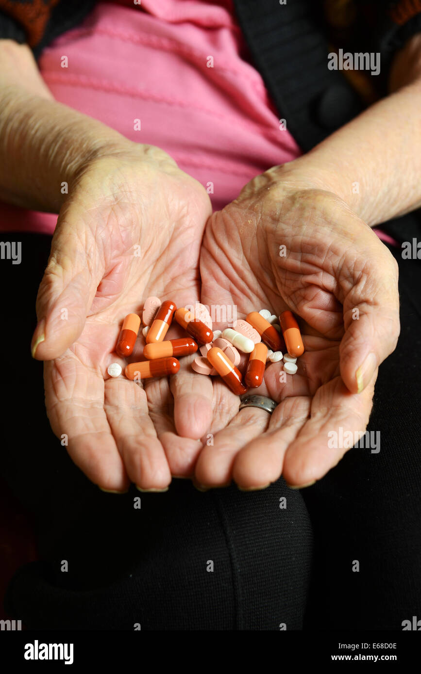 Personnes âgées hands holding comprimés, pilules, médicaments. Old woman's hands montrant des capsules ou comprimés Banque D'Images
