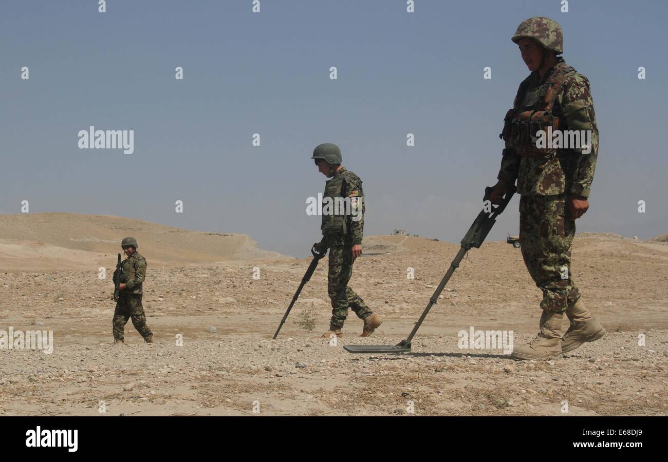 Nangarhar. 18 août, 2014. Les soldats de l'armée afghane pour la recherche d'un engin explosif improvisé (IED) au cours de leur formation dans un camp militaire dans la province de Nangarhar, dans l'Est de l'Afghanistan, le 18 août 2014. Credit : Tahir Safi/Xinhua/Alamy Live News Banque D'Images