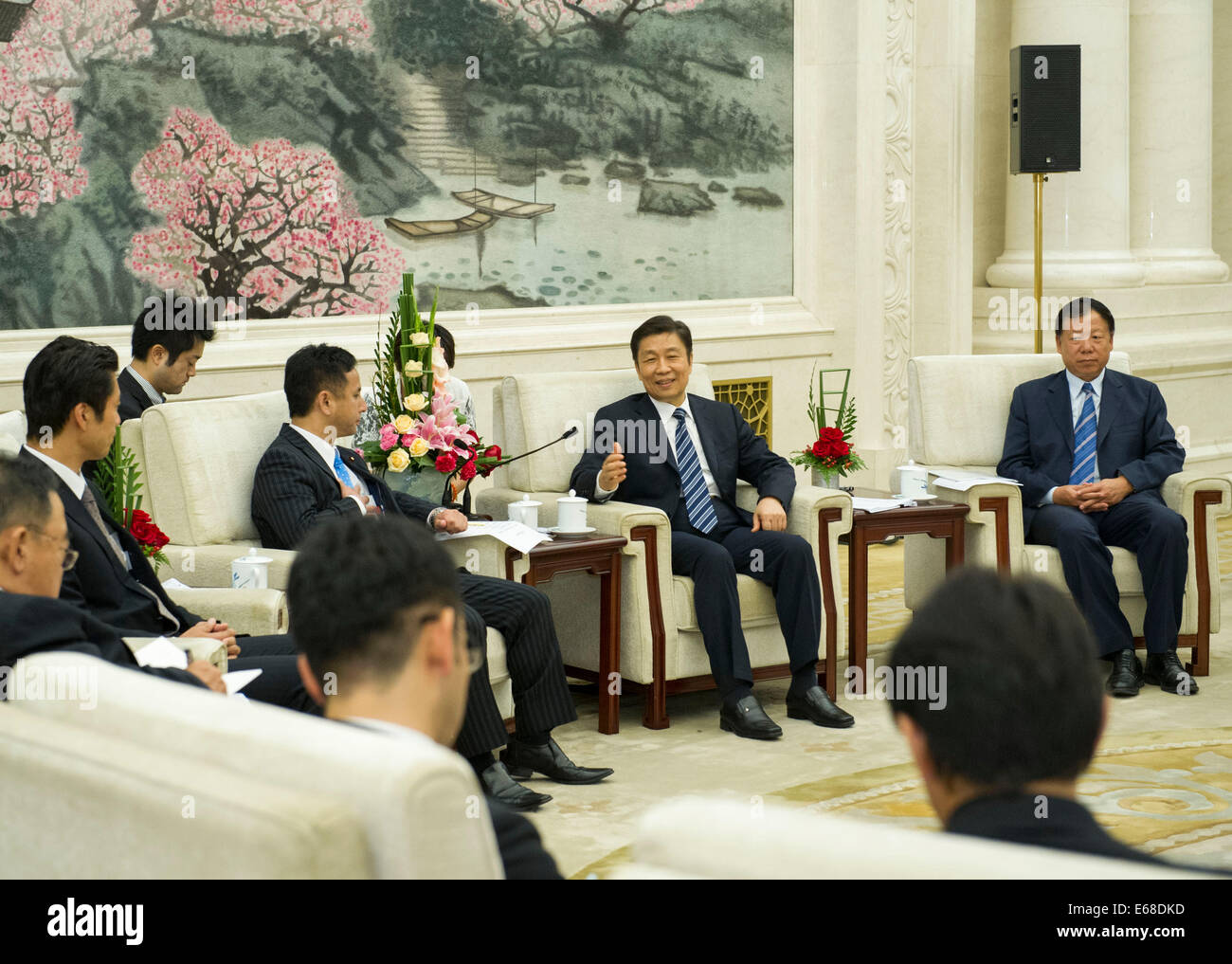 Beijing, Chine. 18 août, 2014. Le Vice-président chinois Li Yuanchao (2e R) se réunit avec une délégation de jeunes politiciens japonais dirigé par Kiyohiko Toyama (3e R), un député du Nouveau parti Komeito et également membre de la Chambre des conseillers dans l'alimentation, à Beijing, capitale de Chine, le 18 août 2014. Credit : Wang Ye/Xinhua/Alamy Live News Banque D'Images