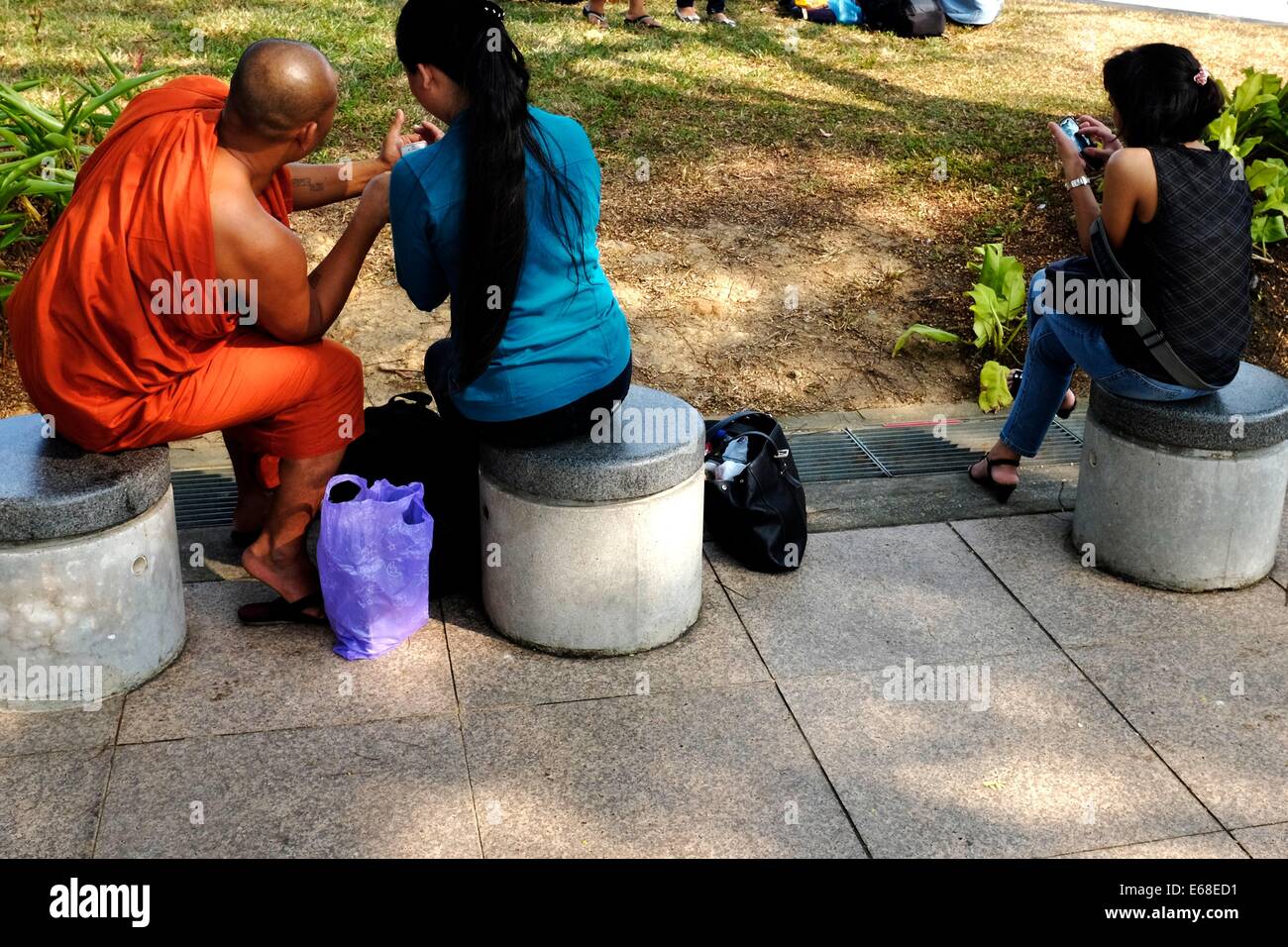 Monk flirter avec une dame dans le parc Banque D'Images