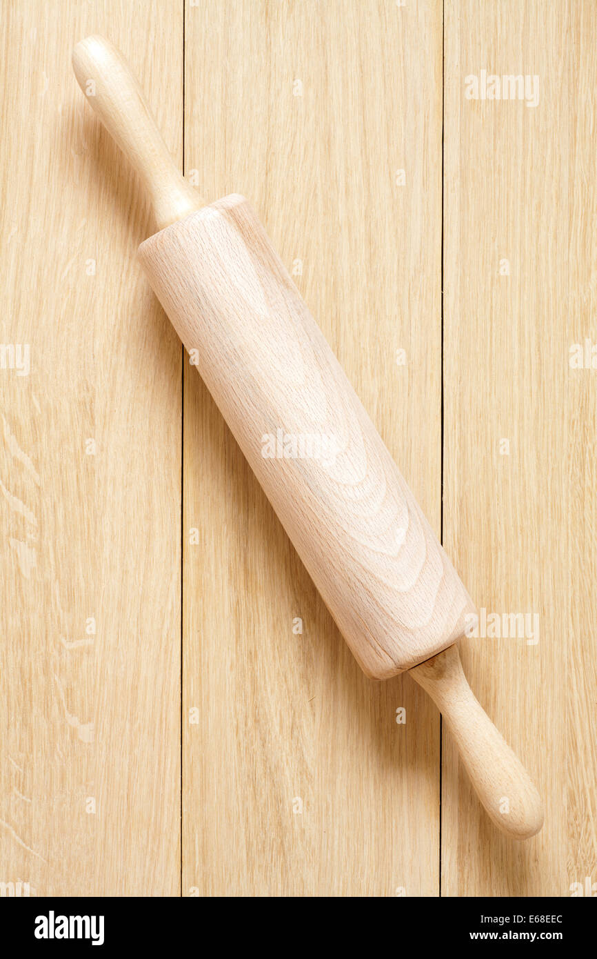 Rouleau à pâtisserie en bois sur une table Banque D'Images