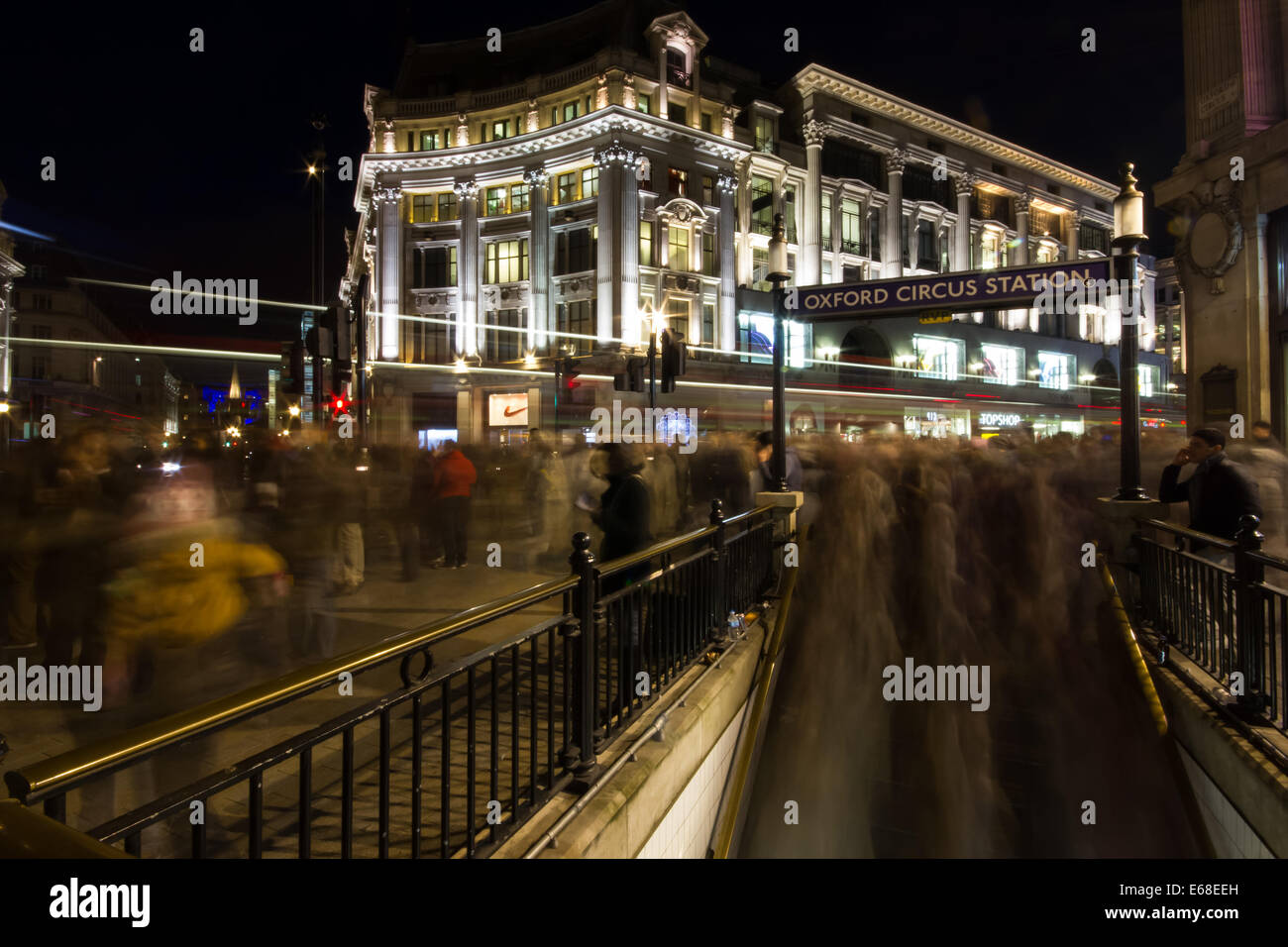 Une image composite renforce la sensation d'occupé la station Oxford Circus comme navetteurs voyage à travers Londres. Le mouvement de la foule Banque D'Images