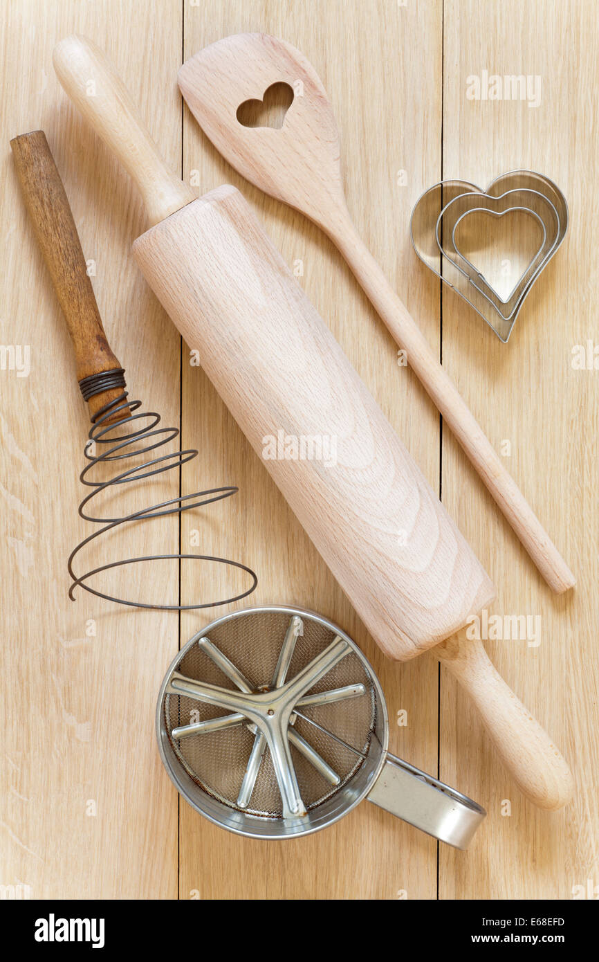 ​​Of cuisson ustensiles en bois posé sur une table en bois Banque D'Images