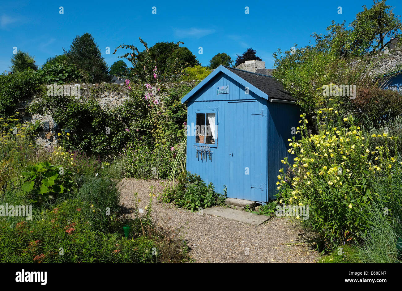 Abri de jardin en bois peint Banque de photographies et d’images à