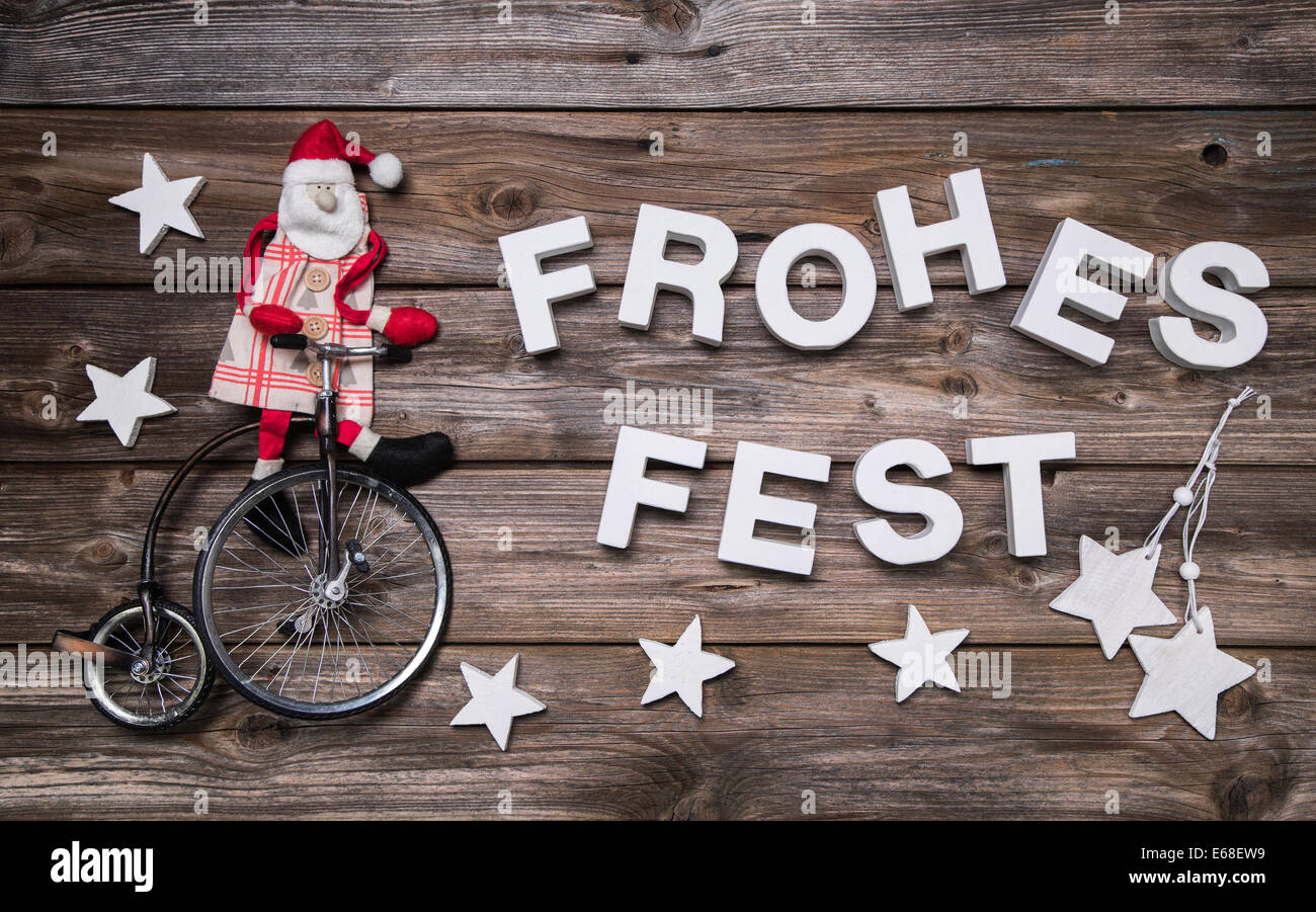 Carte de vœux de Noël allemand avec texte allemand. Décoration de Noël avec un père noël rouge 