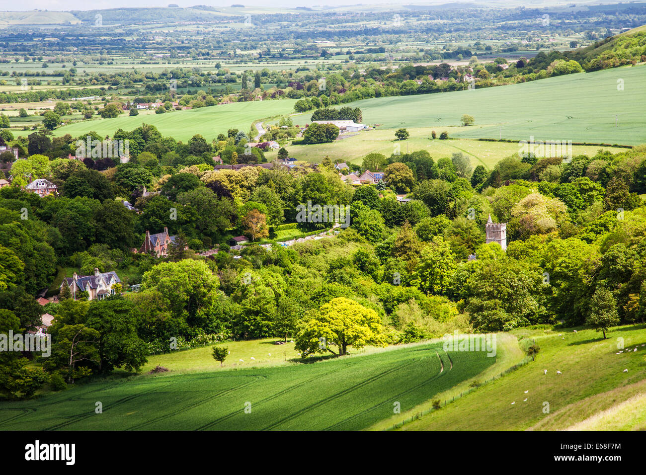 Vue sur le petit village de Bratton dans le Wiltshire. Banque D'Images