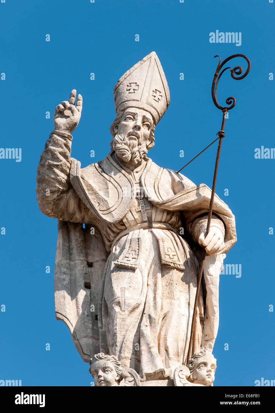 Statue baroque sur le dessus de la colonne de Saint Oronzo, Ostuni, Italie Banque D'Images
