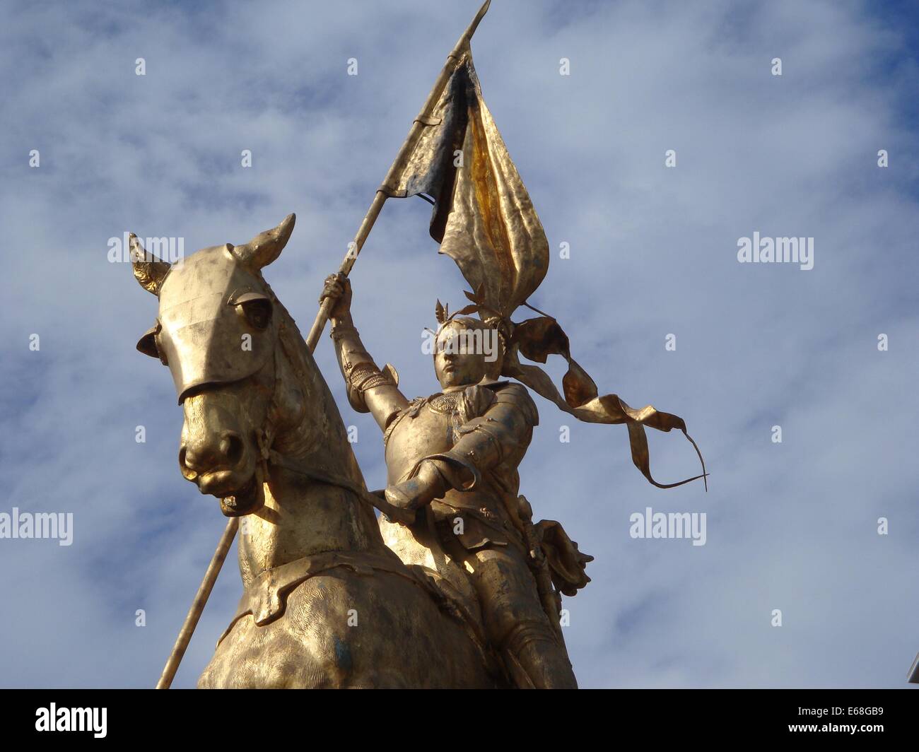 Statue de Jeanne d'Arc, héroïne et sainte française, représentée à cheval. La statue présente des accents dorés et une bannière, symbolisant son rôle dans l'histoire française et sa sainteté. Banque D'Images Statue de Jeanne d'Arc, héroïne et sainte française, représentée à cheval. La statue présente des accents dorés et une bannière, symbolisant son rôle dans l'histoire française et sa sainteté. Banque D'Images