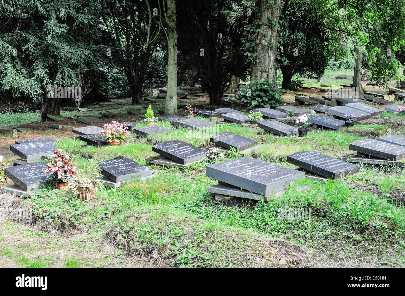 Cimetière de l'Eglise morave, avec des pierres tombales posées à plat sur le sol. Banque D'Images