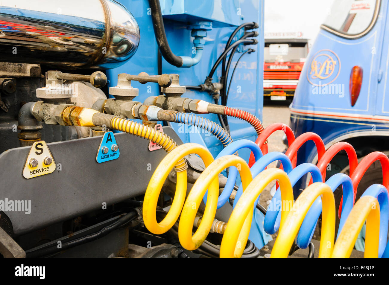 Les flexibles pneumatiques la connexion d'une cabine avant à l'arrière d'une remorque de camion articulé Banque D'Images