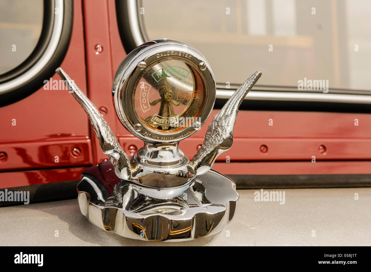 La jauge de température du moteur à l'avant d'un vieux camion Banque D'Images