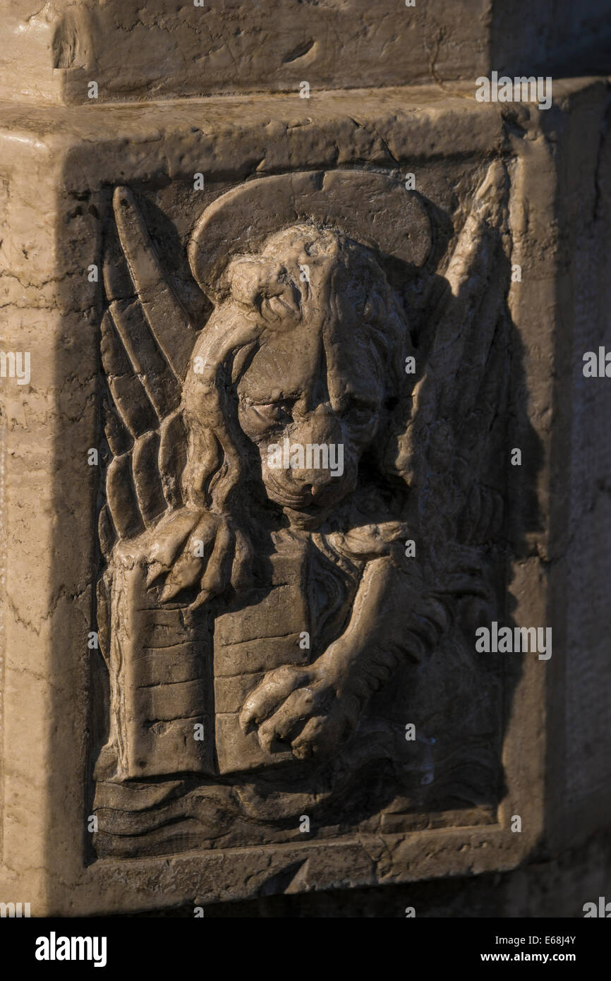 Un relief sculpture du lion de Saint Marc au-dessus d'une fontaine à l'Giardinetti Reali sur le bord de l'eau de Venise. Banque D'Images