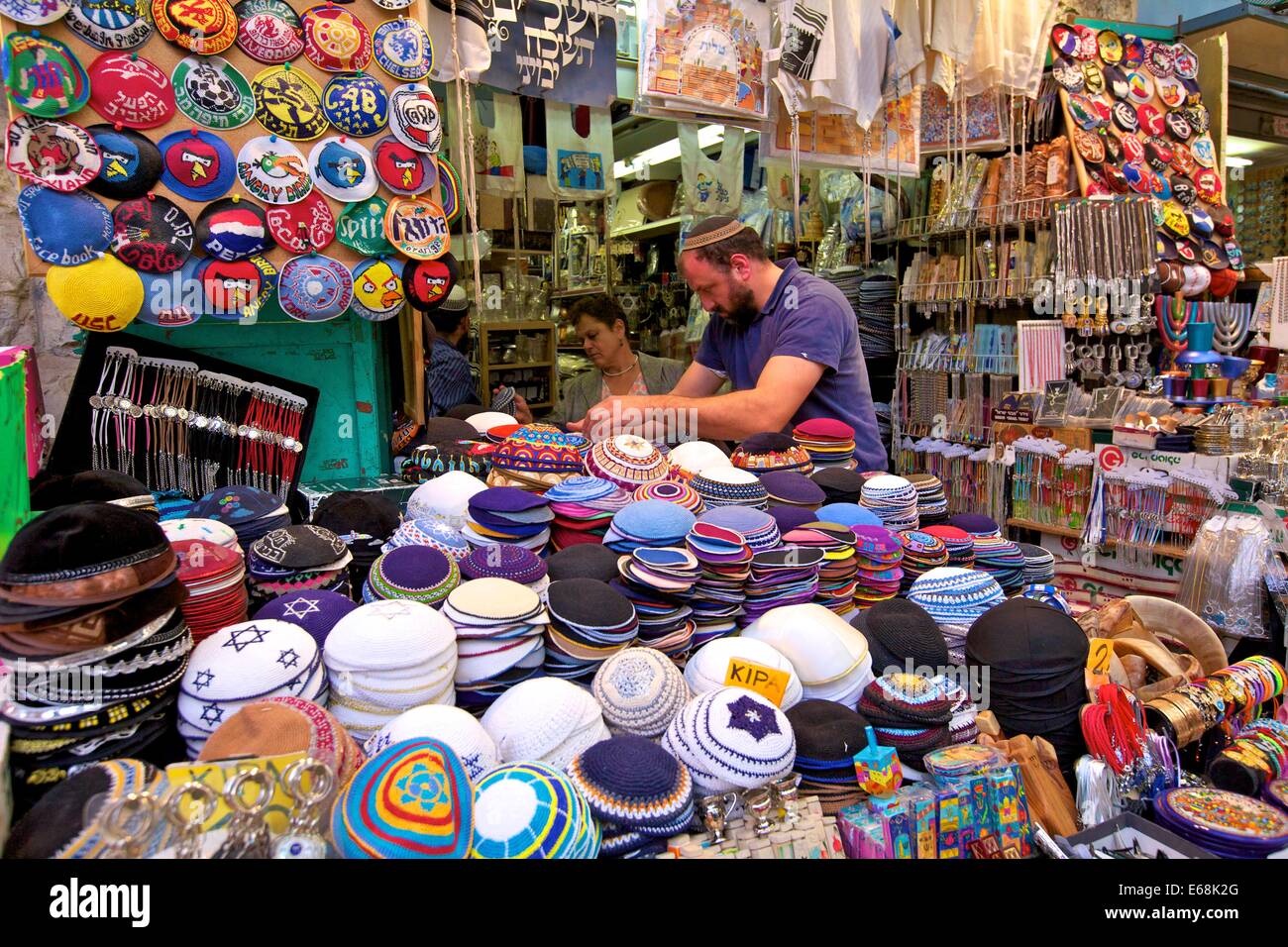 Boutique de la kippa dans marché Mahane Yehuda, Jérusalem, Israël Banque D'Images