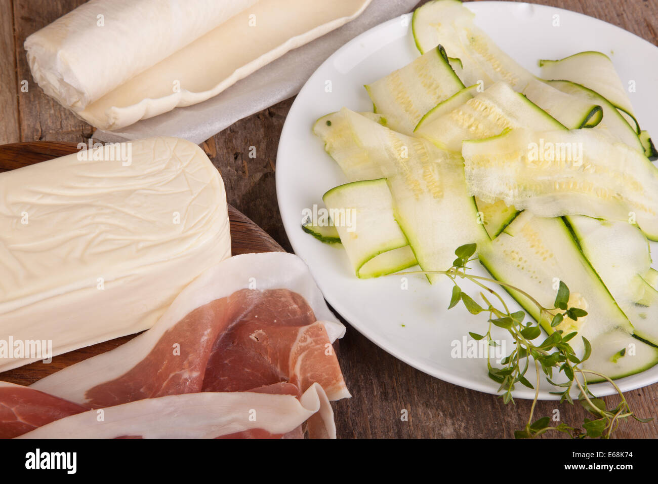 Ingrédients pâte feuilletée jambon de Parme, mozzarella courgettes Banque D'Images