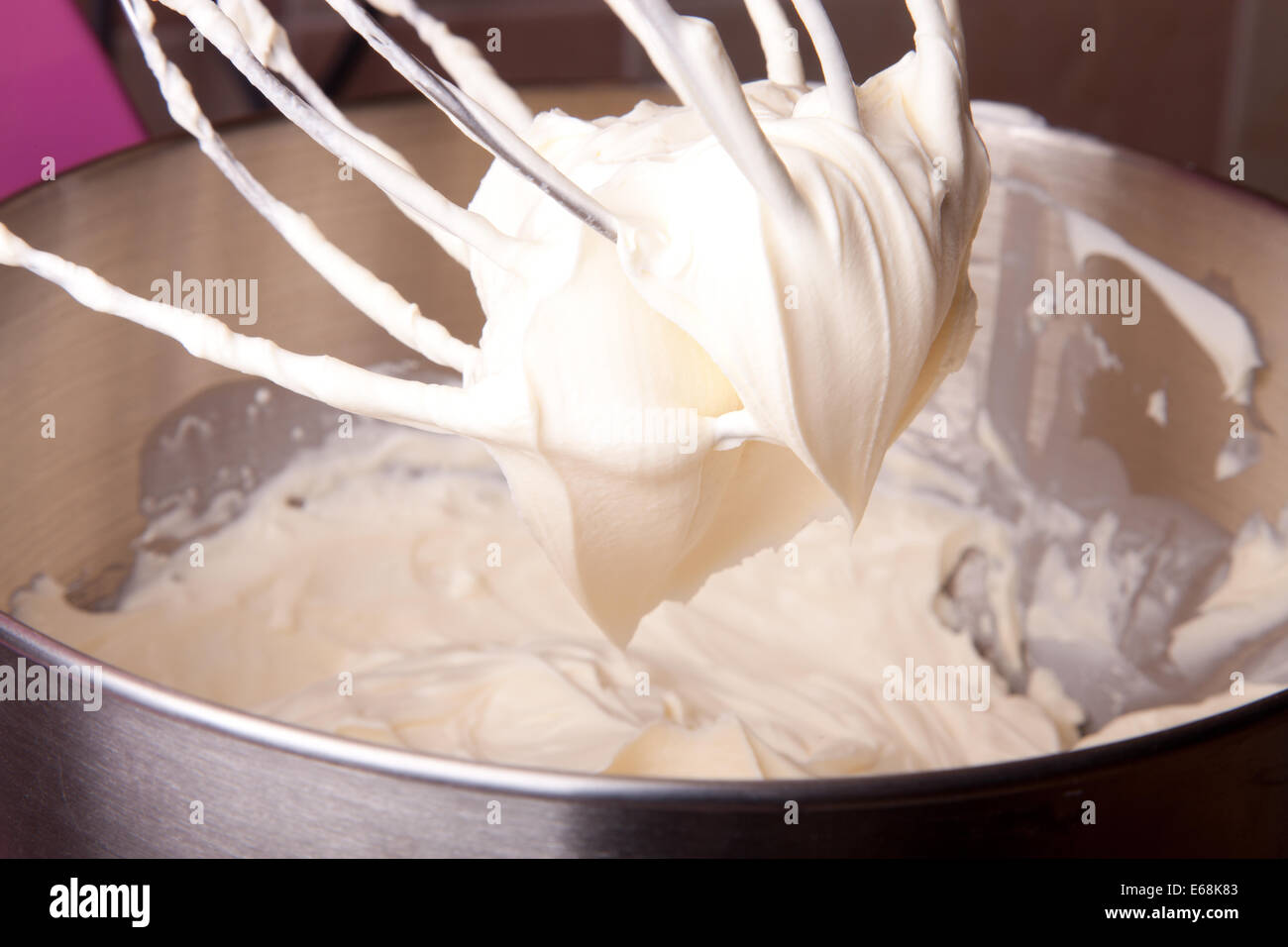 Fromage mascarpone mélangé avec la crème double Banque D'Images