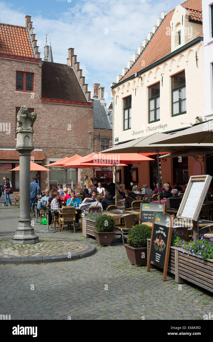 Les touristes prennent une pause dans un restaurant à Huidenvettersplein (tanneurs Square) , Bruges, Belgique Banque D'Images